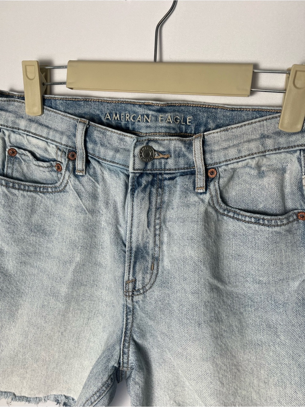 American Eagle Women’s Mid Rise Light Wash Denim Cut Off Relaxed Fit Shorts Sz 4 - Picture 2 of 6